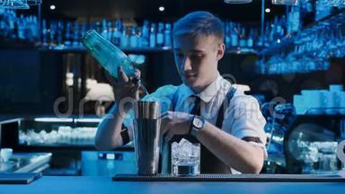 酒保混合师组合配料和酒精鸡尾酒吧。 在红色史诗4KUHD相机上拍摄。